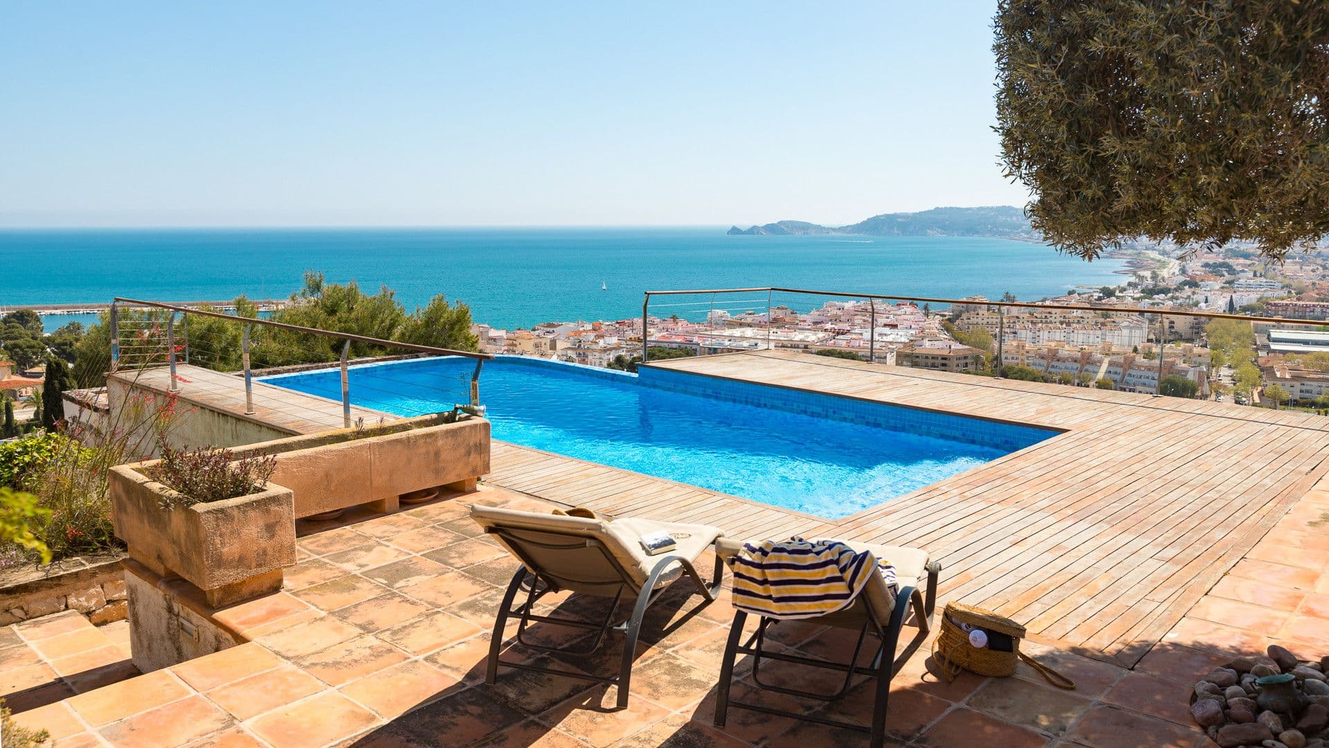 Villa de estilo mediterráneo con vistas panorámicas al mar en La Corona, Jávea, a unos metros del Puerto.
