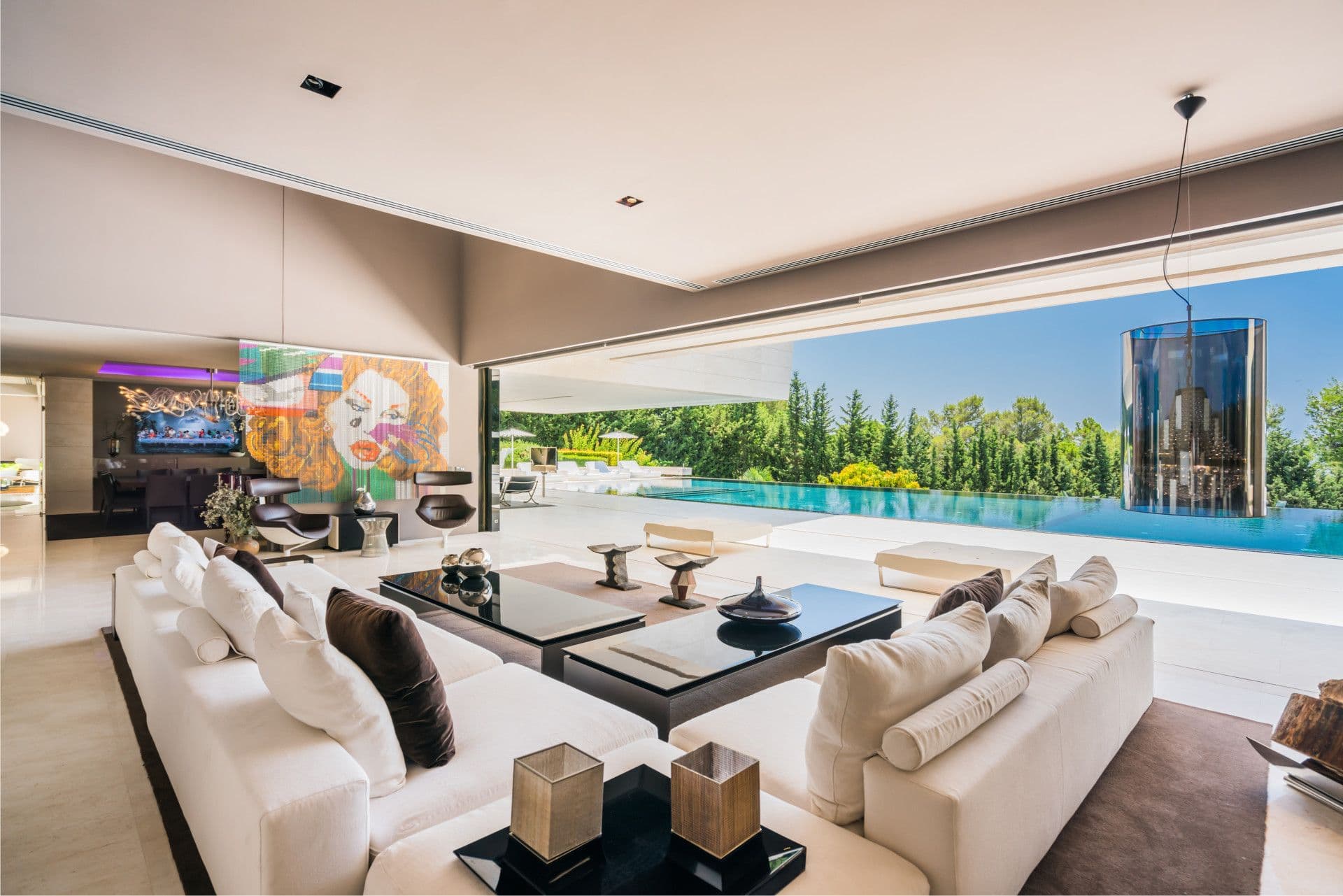 Villa con piscina y vistas al mar en Cascada de Camojan, Marbella.