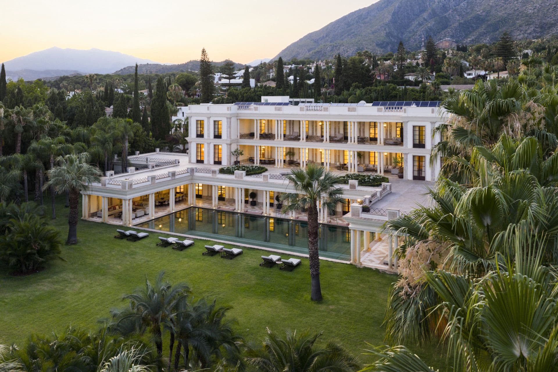Villa en alquiler en la Milla de Oro de Marbella.