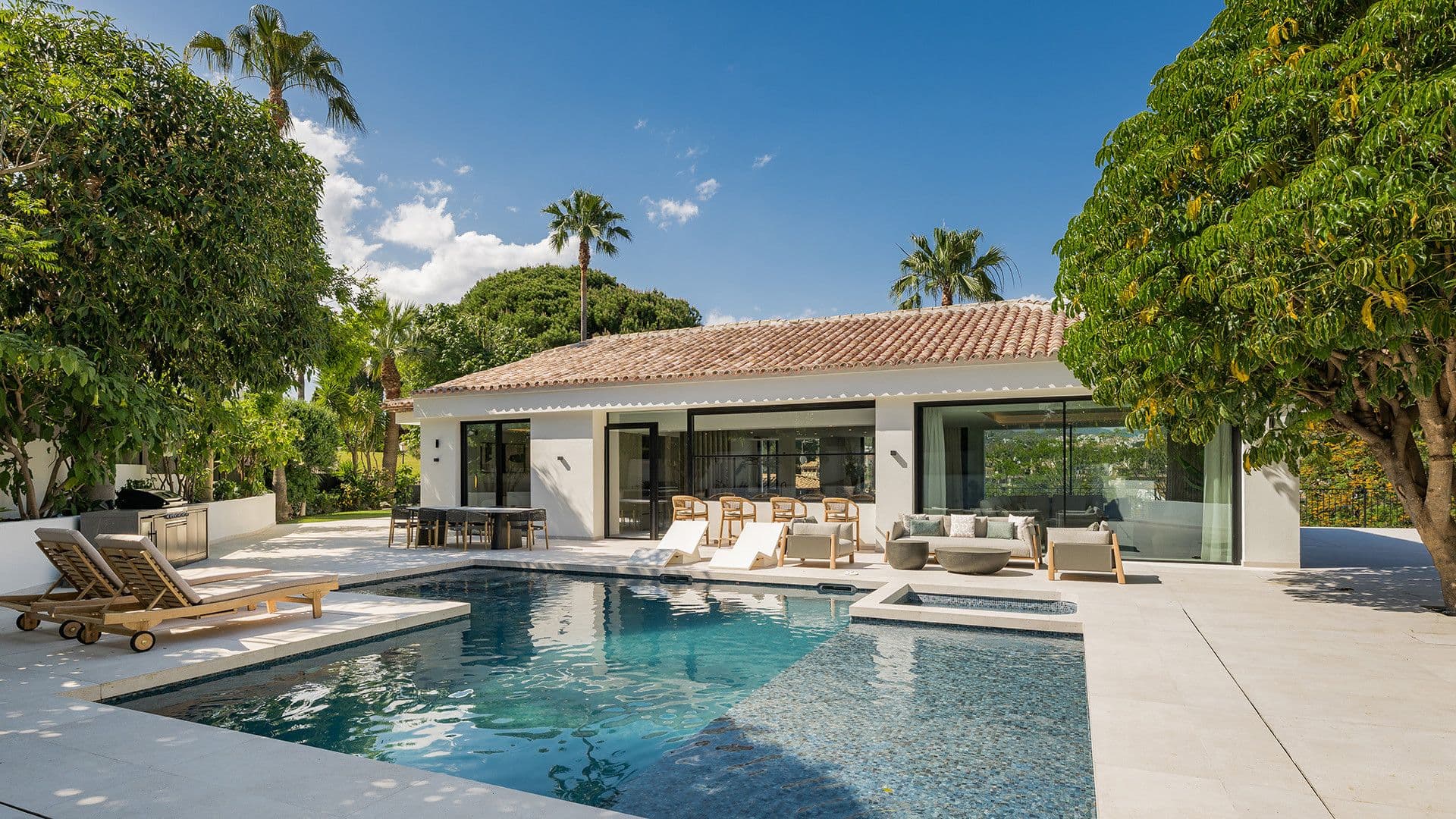 Renovierte Villa mit Blick auf La Concha und den Golfplatz.