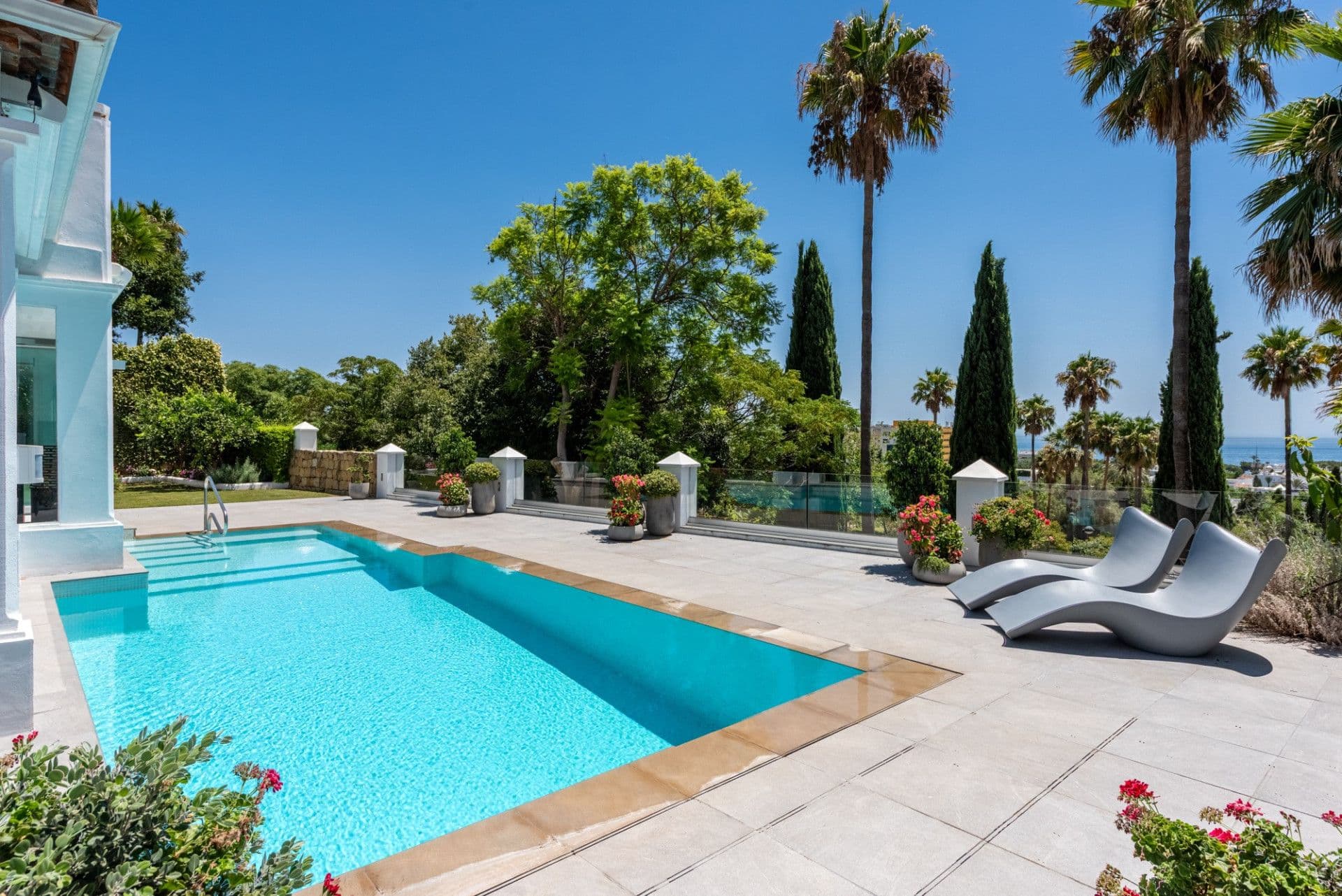 Villa rénovée avec vue sur la mer au Golden Mill de Marbella.
