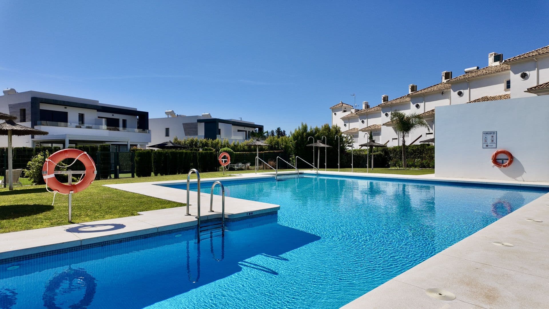 Semi-detached house in La Resina, New Golden Mile of Estepona