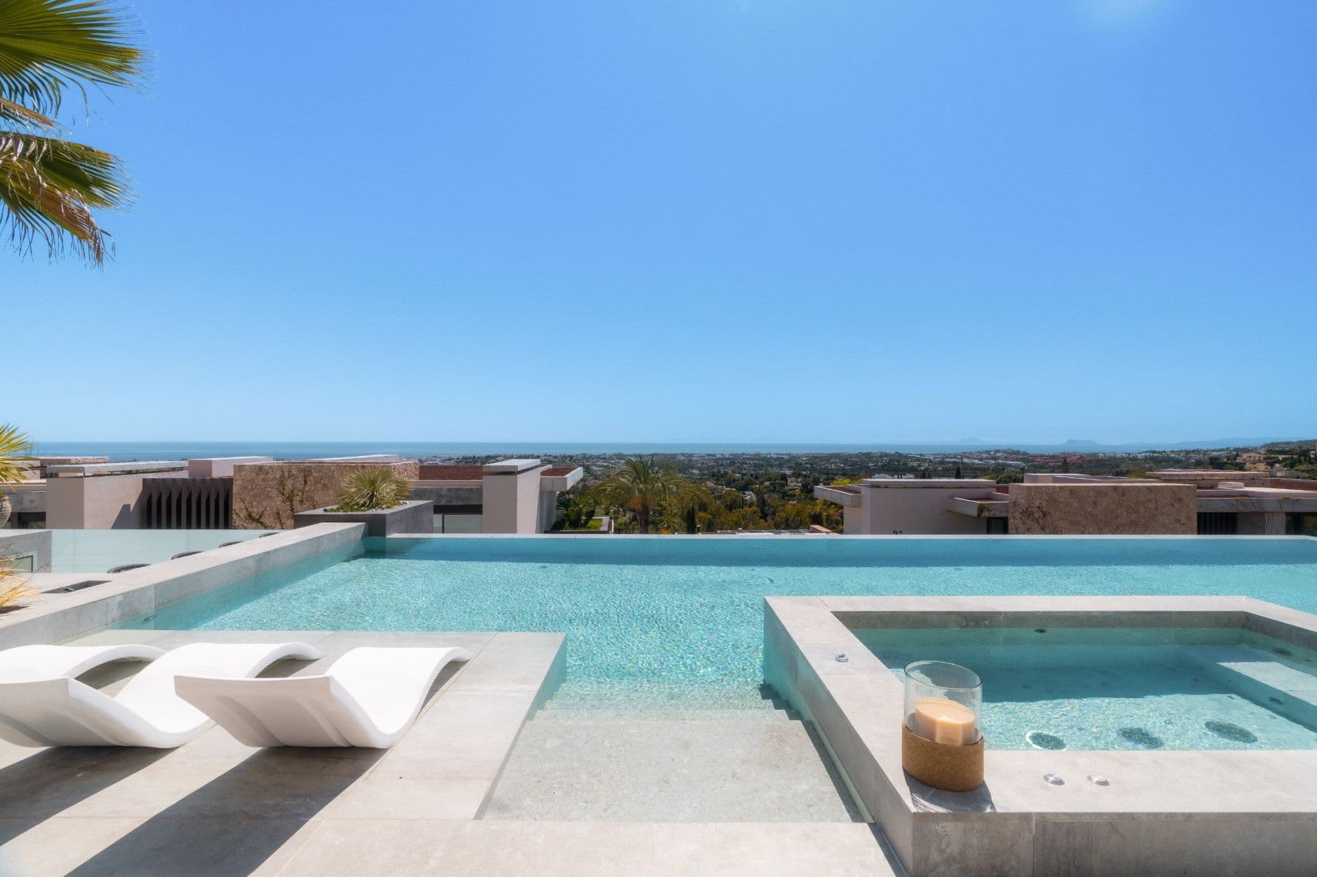 Moderne Villa mit Blick in El Herrojo Alto, La Quinta.