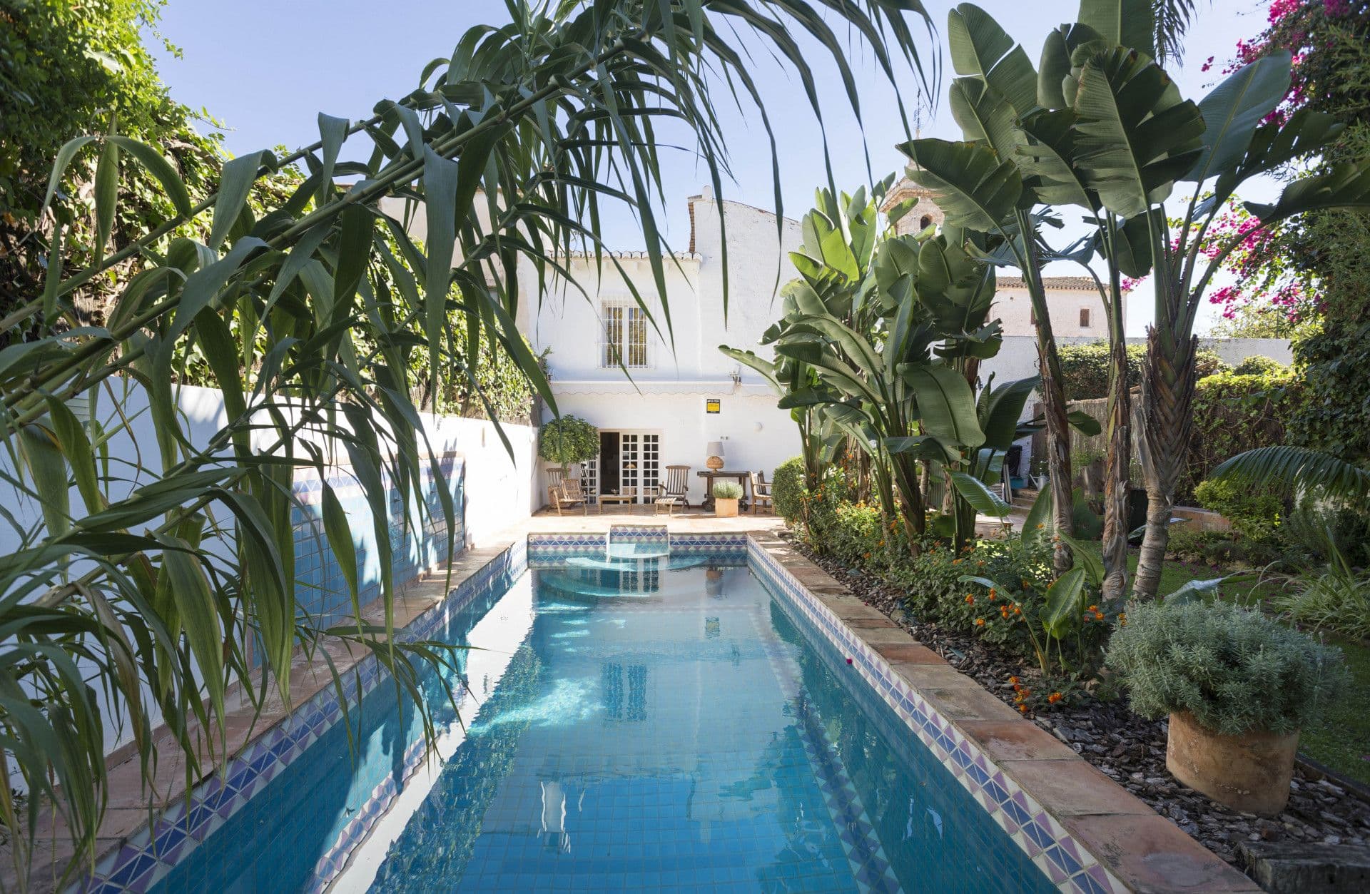 Casa reformada con piscina, terraza y jardín en Masarrojos, junto a Valencia.