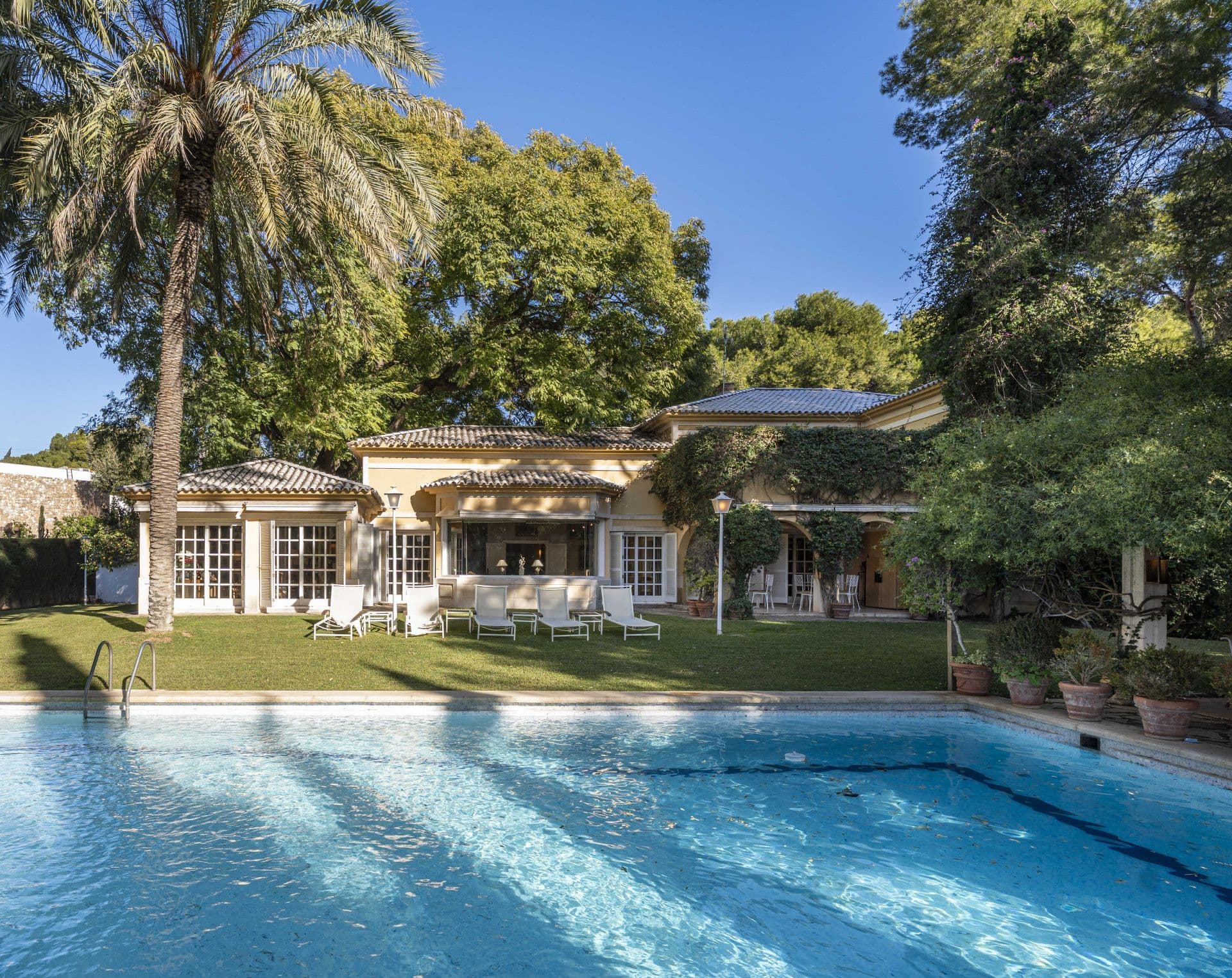 Villa met privé tuin en zwembad in Santa Bárbara, Rocafort, te koop.