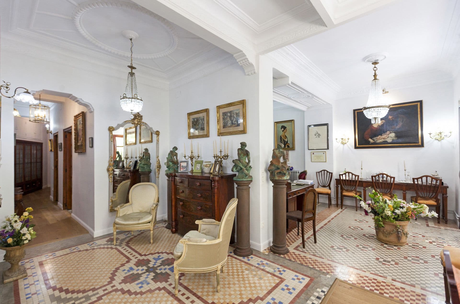 Apartment for sale of classical Valencian architecture in the center of Valencia.