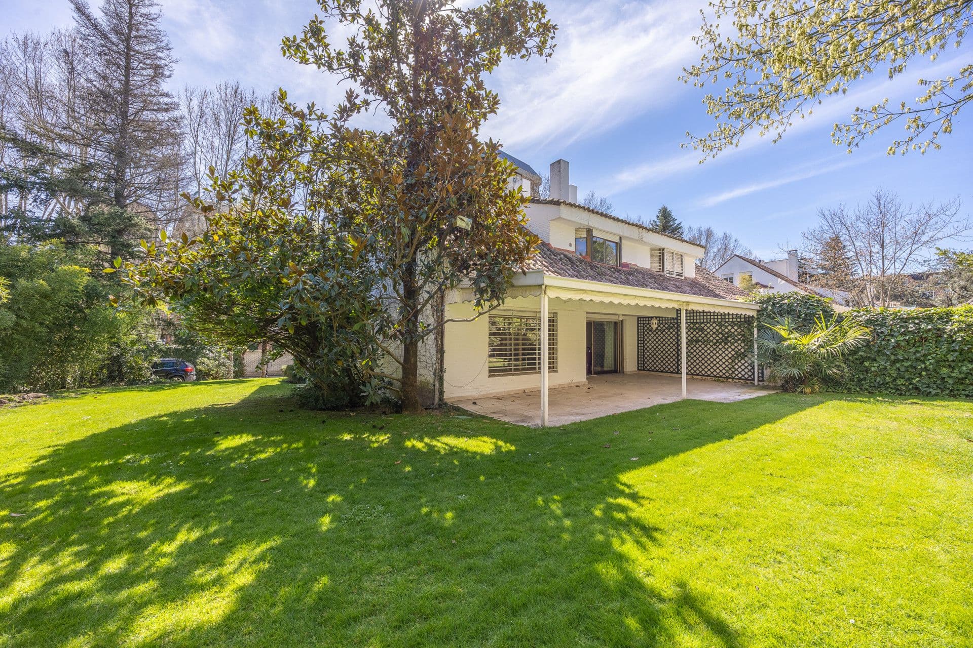 Chalet pareado con piscina comunitaria en Fuentelarreina, Madrid.