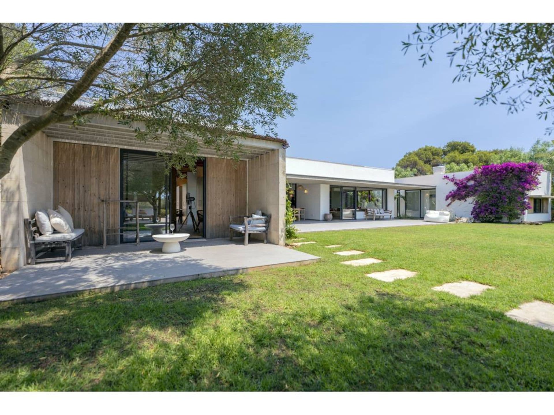 Sous-bois moderne d'architecture à petite échelle avec piscine à Llucmesanes, Mahón, Menorca.