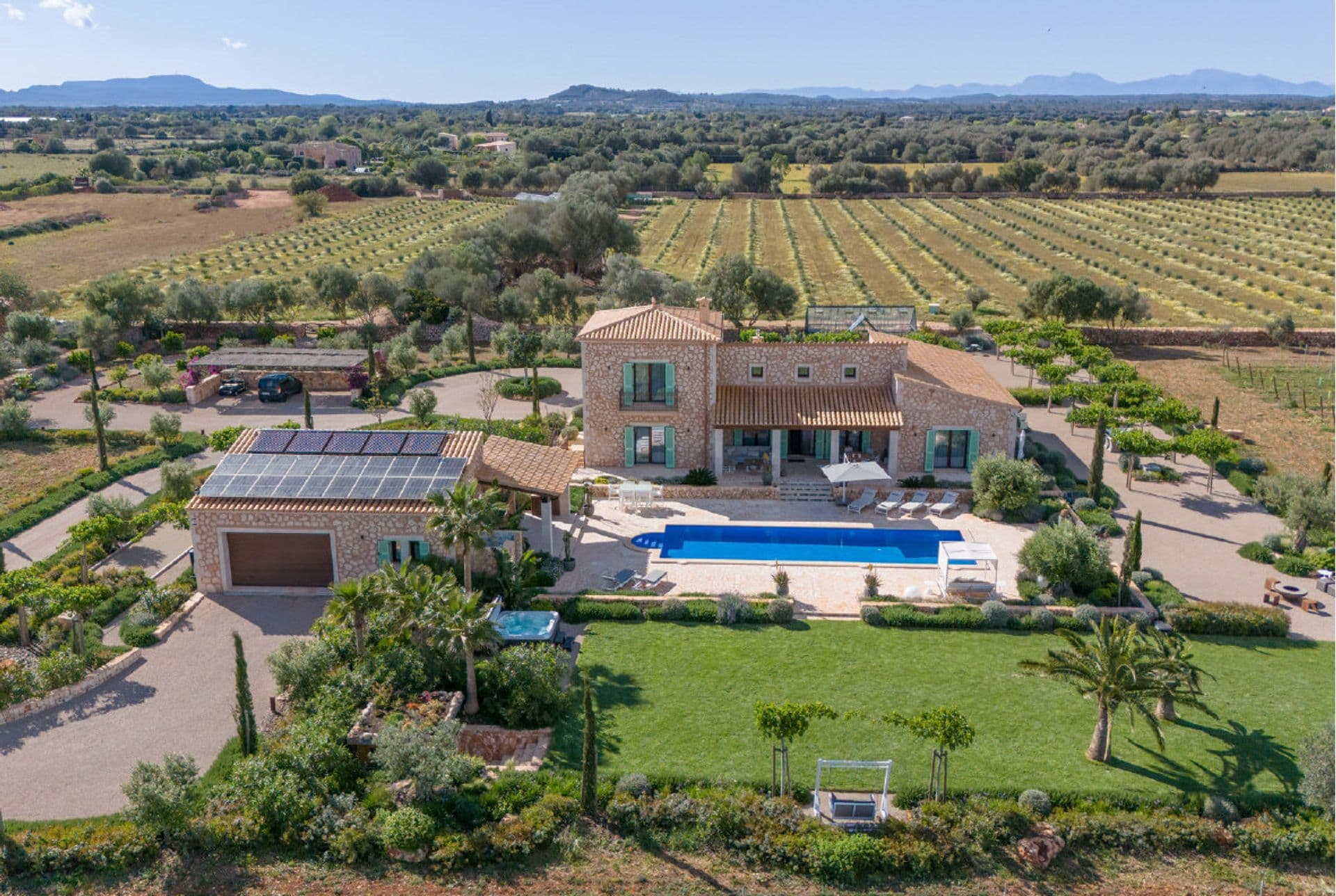 Villa con olivos y viñedos a 30 minutos del aeropuerto de Palma de Mallorca.