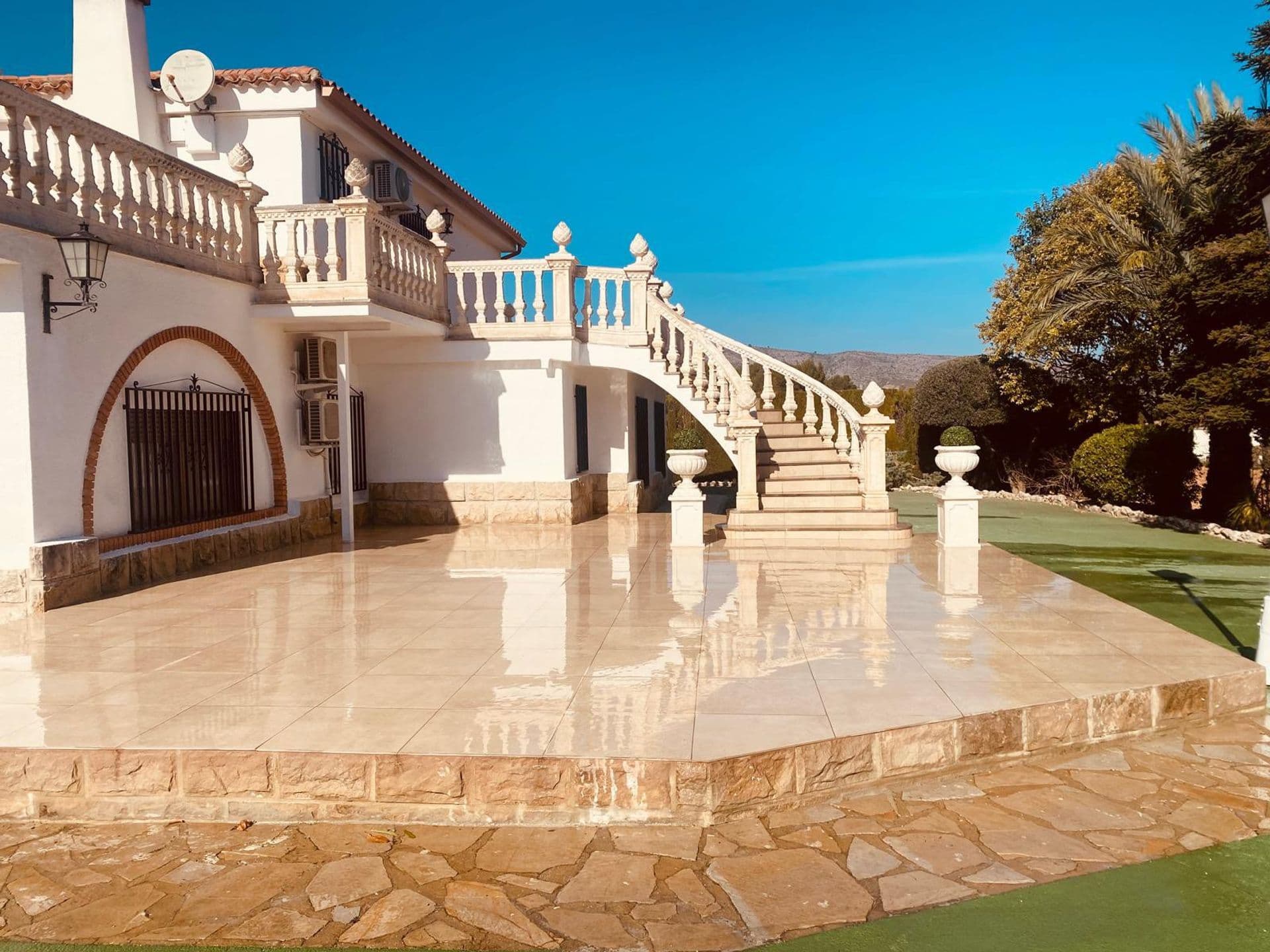 Venta de chalet en Onteniente (Valencia) con gran parcela.